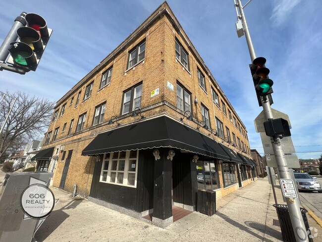 Building Photo - Bright and Sunny Forest Park Apts! Unit 154-L