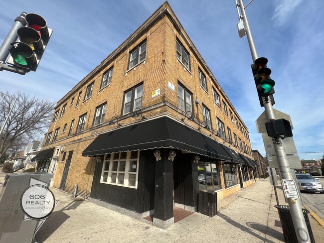 Bright and Sunny Forest Park Apts! - Bright and Sunny Forest Park Apts! Unit 154-L