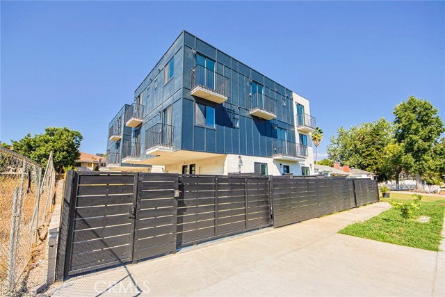 Building Photo - 10719 Addison St