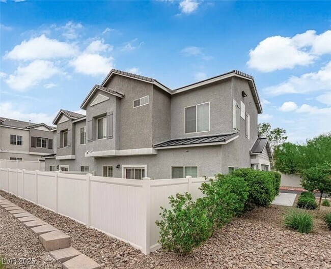 Photo - 2205 Ozzy Ave