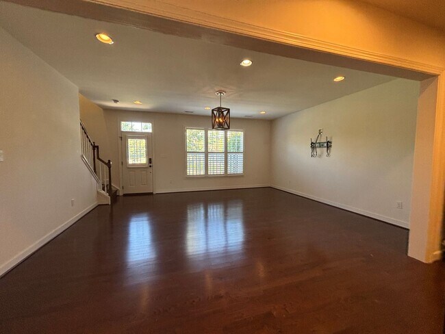 Photo - 4816 Village Walk