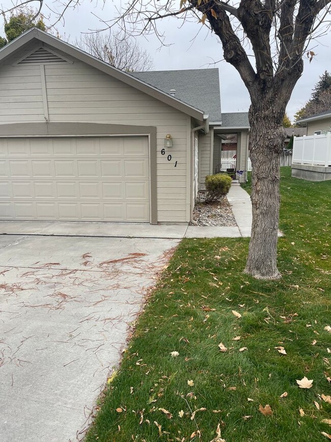 Building Photo - 601 Windemere Cir