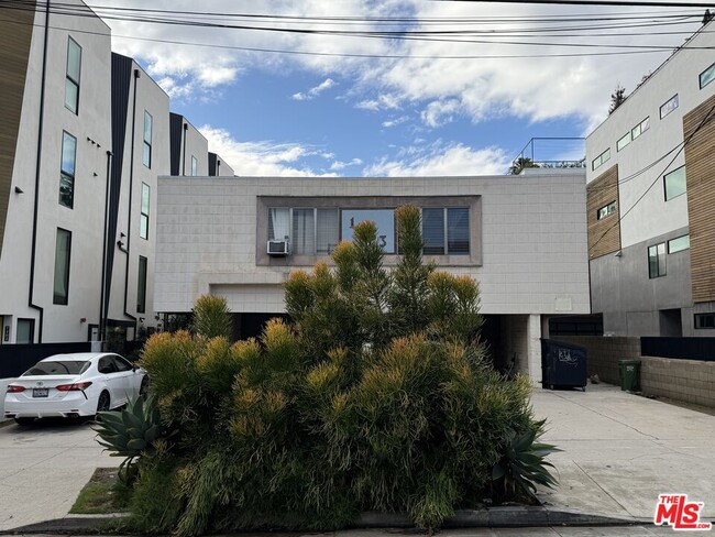 Building Photo - 1333 N Fuller Ave Unit 7