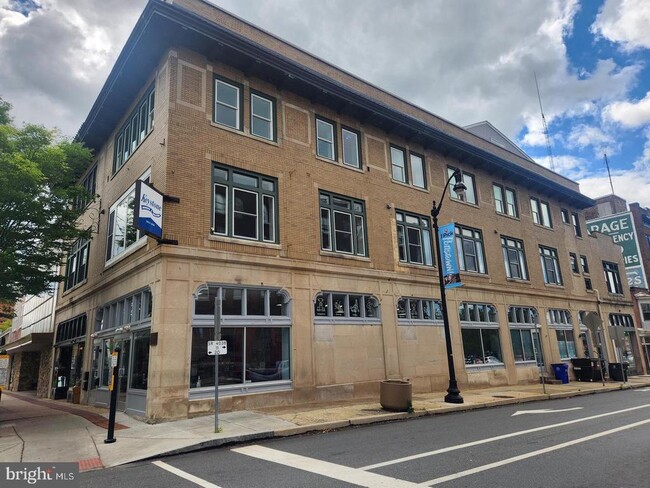 Building Photo - 200 E High St Unit 3A
