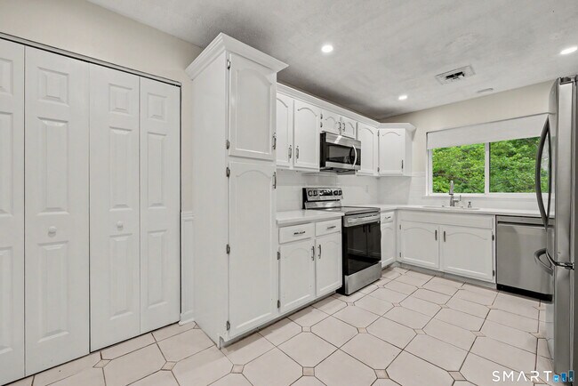 Photo - 172 Gillies Ln Unit 172