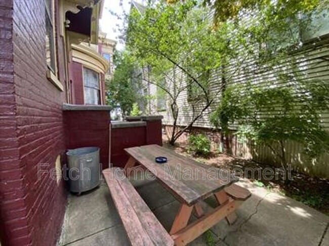 Photo - 911 E King St