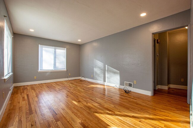 Building Photo - 62-63 Country Club Rd. Unit 62