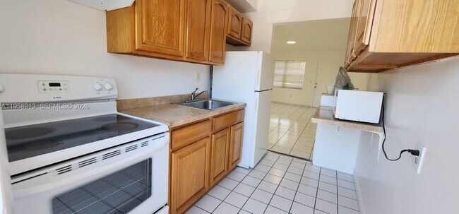 Photo - 3670 SW 10th St Unit 10B