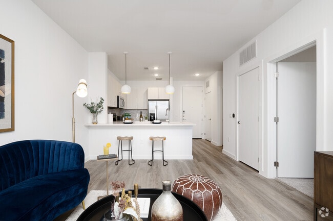 1BR, 1BA - 713SF
