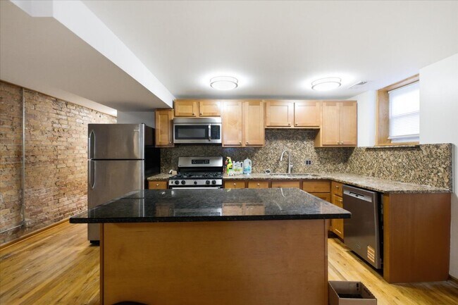 1535 W Leland Ave