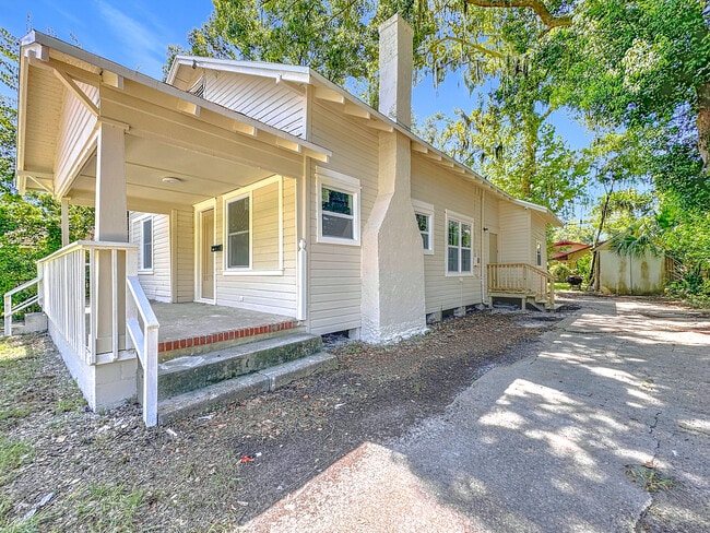 Photo - 666 Fern St