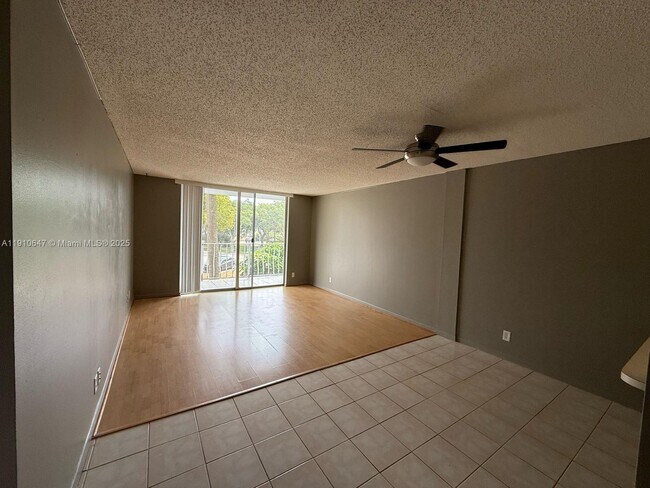 Building Photo - 500 Executive Center Dr Unit 2L