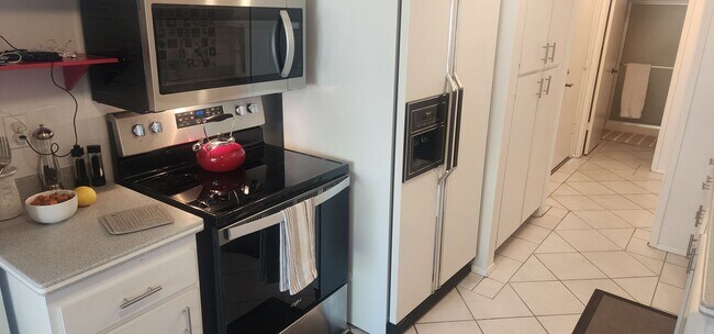 Photo - Modern & Fully Furnished Townhouse with Mo...