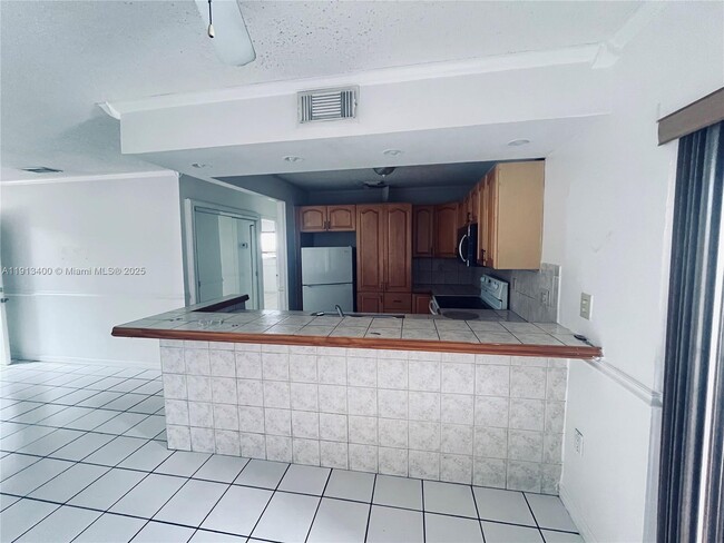 Photo - 2925 W 80th St Apartamento Unidad 217