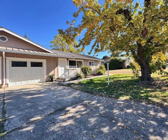 Building Photo - Charming 2-Bedroom Home with Spacious Back...