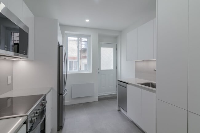 Building Photo - 4870 Ch. Queen Mary Unit 11