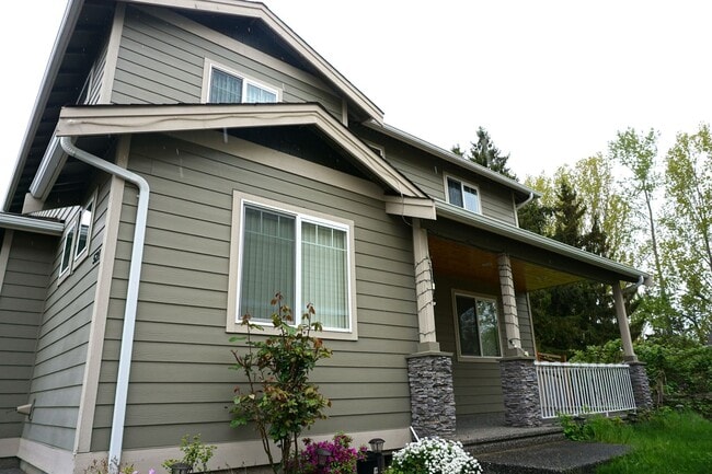 Building Photo - 4 Bedroom, 3 Bath House Available in July!