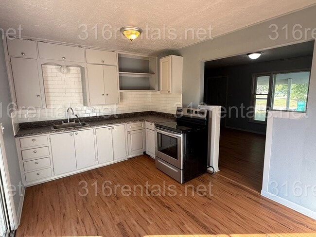 Photo - $1145 - 3 bedroom / 1 bathroom - Single Fa...
