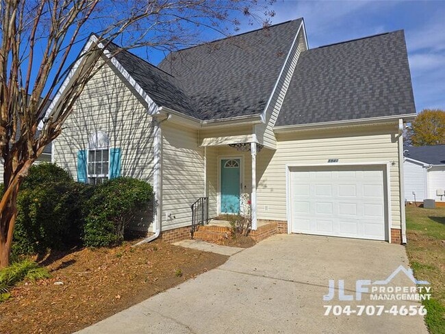 Building Photo - Charming 3 Bed/2.5 Bathroom Patio Home in Charlotte!