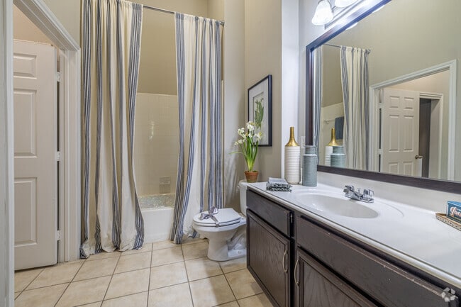 1BR, 1BA - 822SF - Bathroom