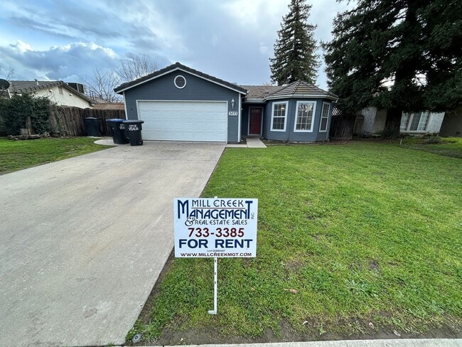Building Photo - 3 Bedroom 2 Bathroom in NW Visalia with Yard Care!