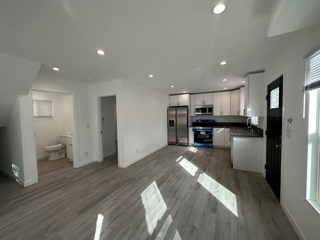 Photo - Stunning 3+2 ADU on a picturesque street i...