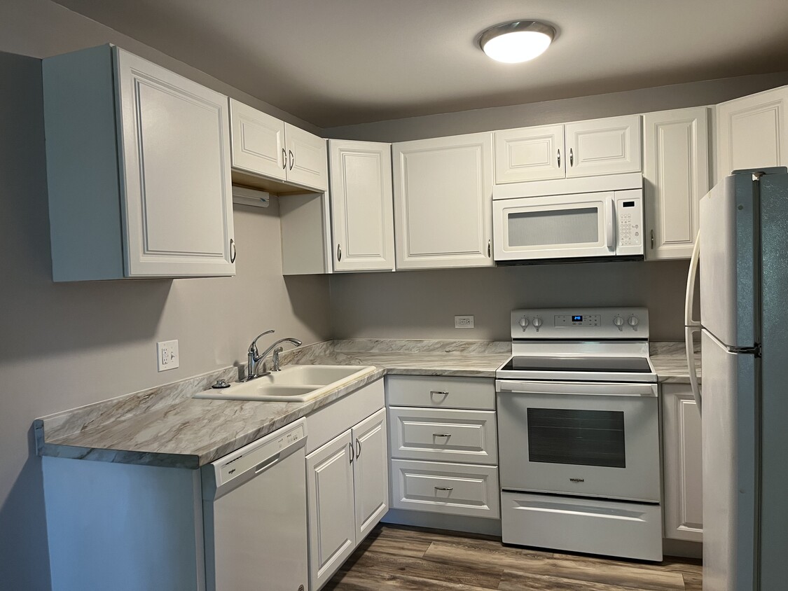 Updated kitchen - 650 S Alton Way (Denver, CO)