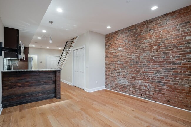 Building Photo - 724 N 3rd St Unit 2F