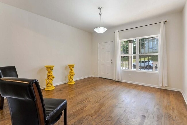 Photo - 1099 Smith St SW
