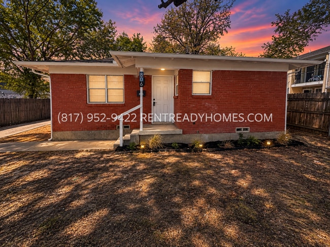 806 N Center St