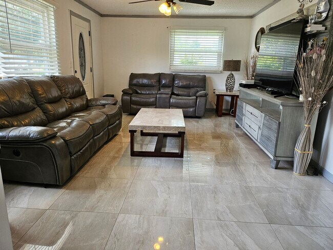 Photo - 1006 14th Ave NW