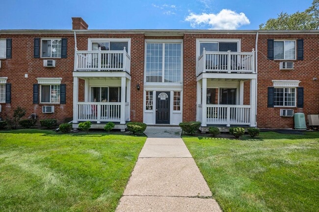 Building Photo - 2440 Parmenter Blvd Unit 2440 Parmenter Blvd #105 Rental