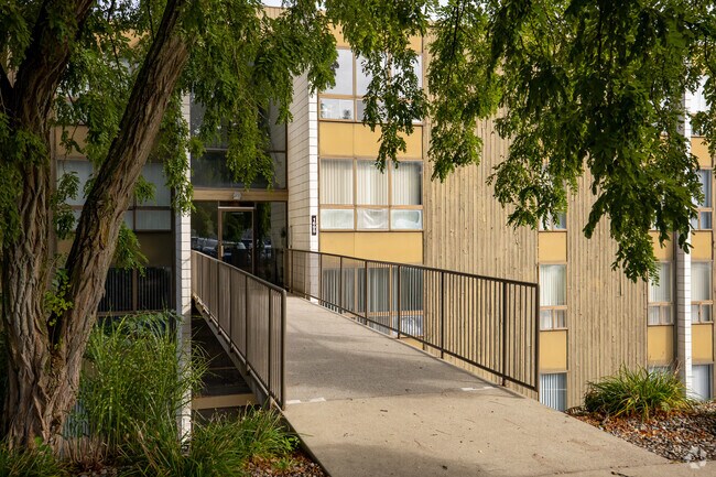 Building Photo - The Highlands Apartments