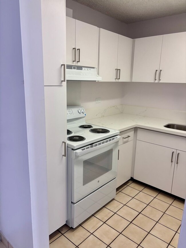 Building Photo - For Rent | New Renovated 1 Bedroom, 1 Bathroom with 1 Assigned Covered Parking at Scenic Tower Unit 9B