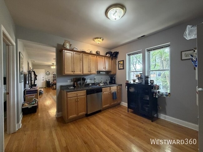 Photo - 2239 W Cornelia Ave Unit 2