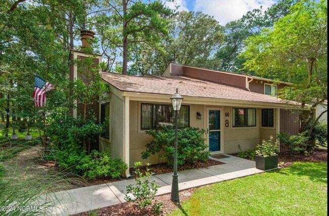 Building Photo - Exquisite One Level Townhome Quarterdeck Townes 2x2 Riverbend