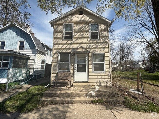 Building Photo - Freshly Renovated 1-Bedroom-Convenient Loc... Unit Apt. #2