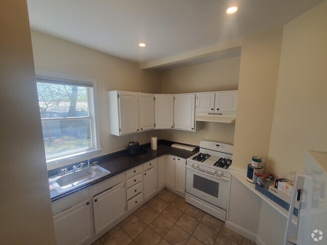 Building Photo - 586 Freeport St Unit 1 Rental