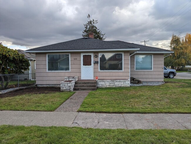 **PENDING APP**Spacious 3 Bed 1.5 Bath hom... - **PENDING APP**Spacious 3 Bed 1.5 Bath hom... House