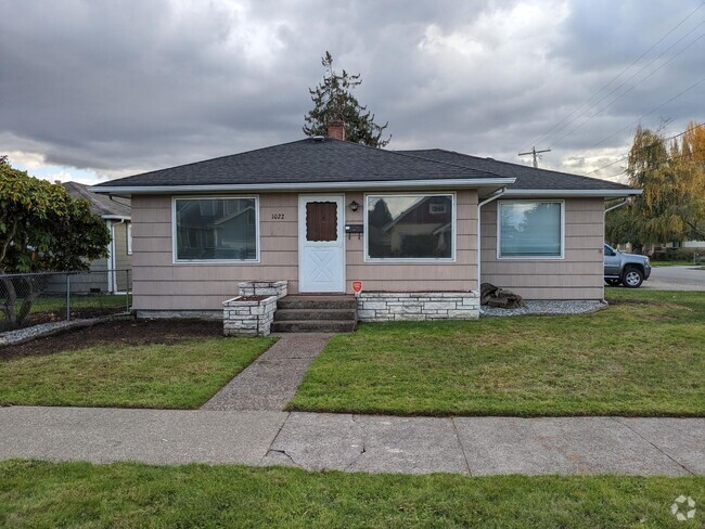 Building Photo - **PENDING APP**Spacious 3 Bed 1.5 Bath hom... Rental