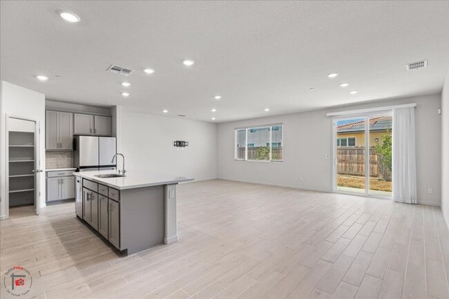 Photo - **** MOVE IN SPECIAL- 1/2 OFF FIRST MONTH RENT ****