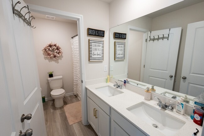 Photo - 3174 White Ash St