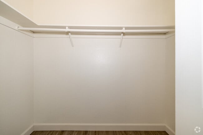 1BR, 1BA - 525SF - Closet