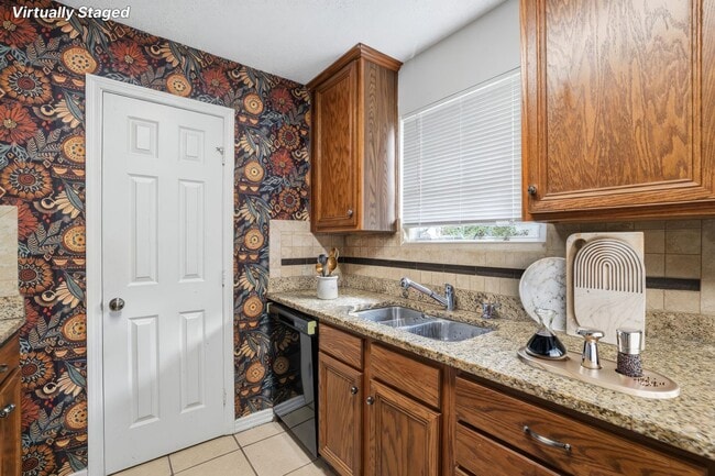 2001 Crabapple Dr