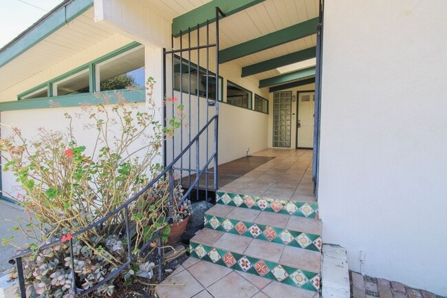 Building Photo - 299 Albert Dr Unit 299 Albert House