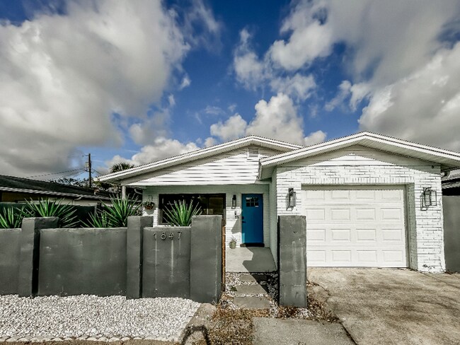 Building Photo - 1847 Shore Acres Blvd NE