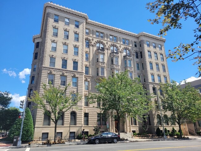 Building Photo - Spacious 2BR, 2BA in the heart of the City... Rental