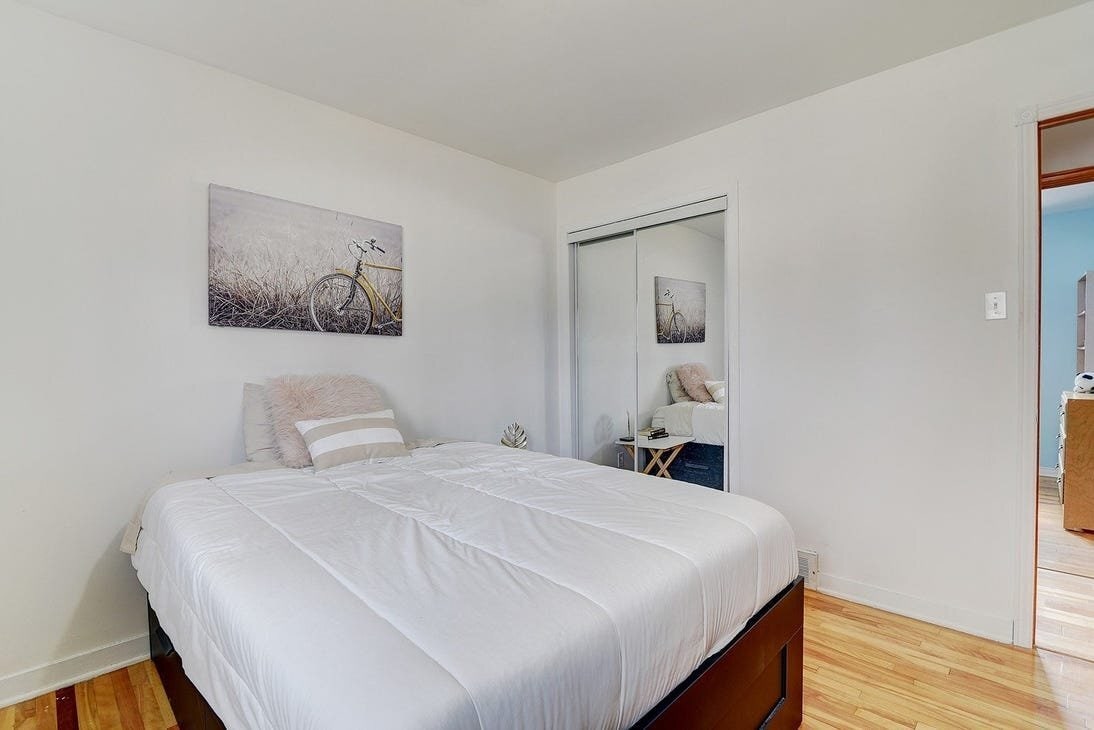 Photo - 7731 Broadway