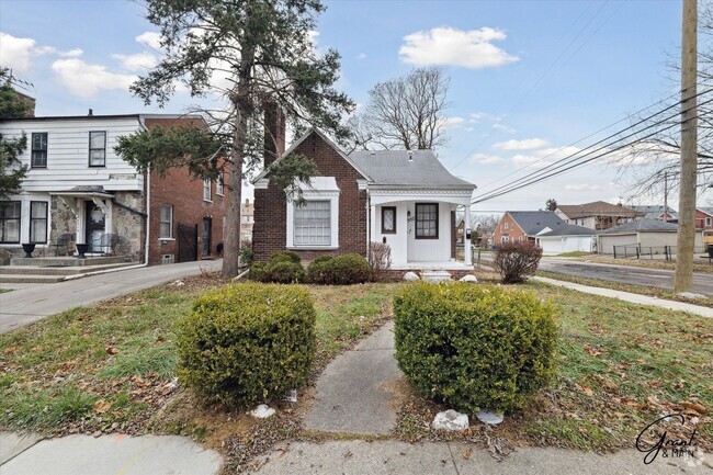 Building Photo - $1300 3 bedroom bungalow Rental