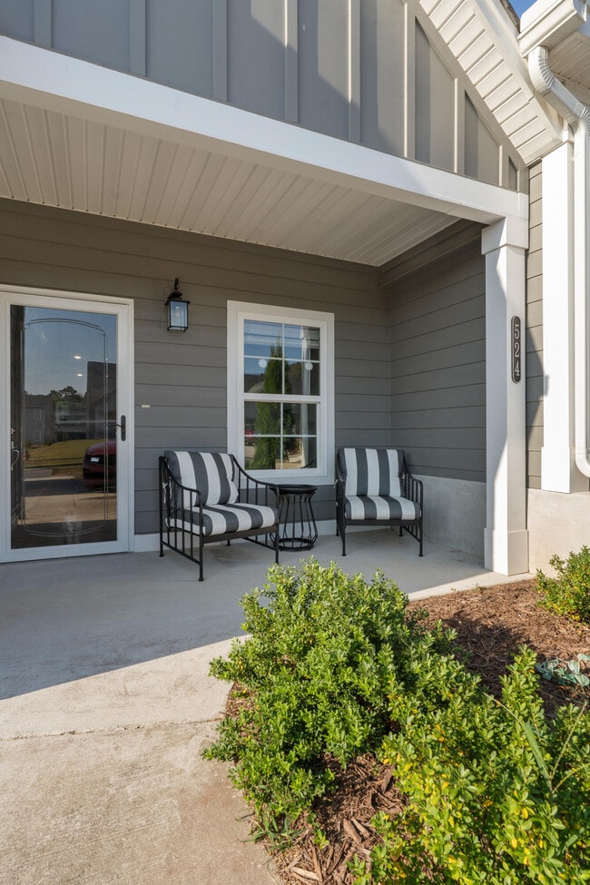 Photo - 524 NE Bellingham Dr